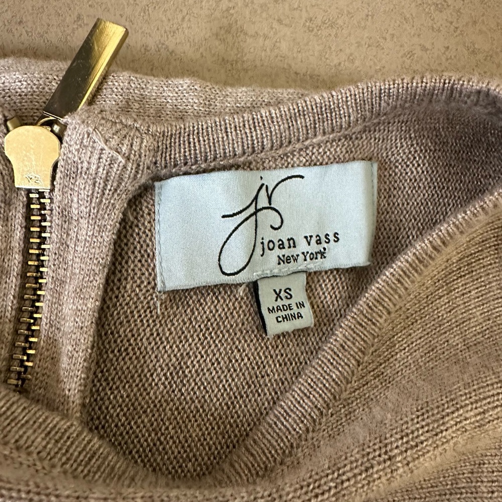 Women’s light weight top with zipper back.